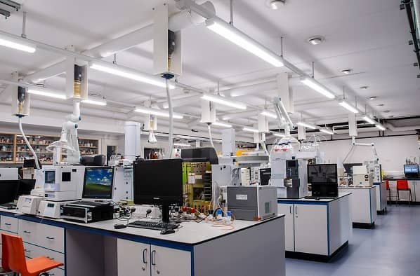 如何設計實驗室照明系統，以確保充足的光線并提高工作效率？