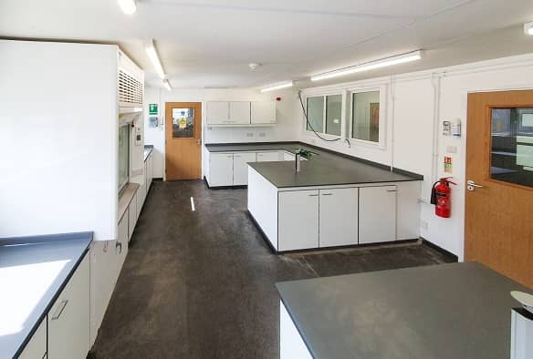 在光學超凈間實驗室設計中如何有效控制溫度和濕度