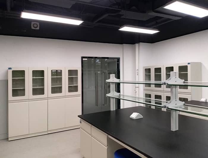 實(shí)驗(yàn)室安裝鋁木藥品柜與全鋼藥品柜相比較哪個(gè)好?