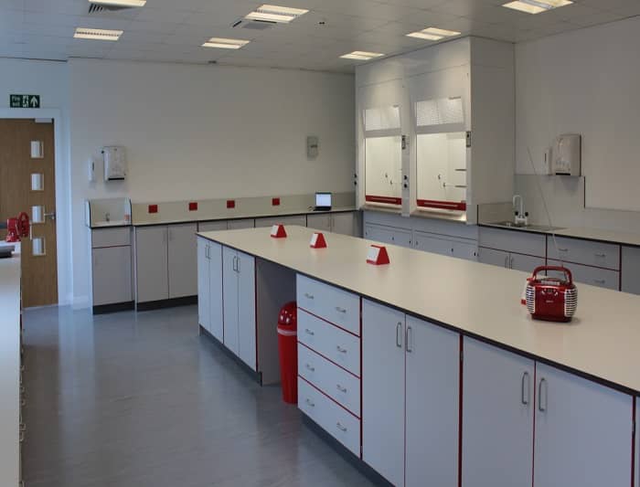 實驗室裝修公司：如何在實驗室設(shè)計中挑選環(huán)保的實驗臺