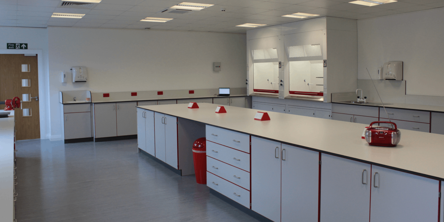 不同材質(zhì)的實驗臺價格有什么區(qū)別