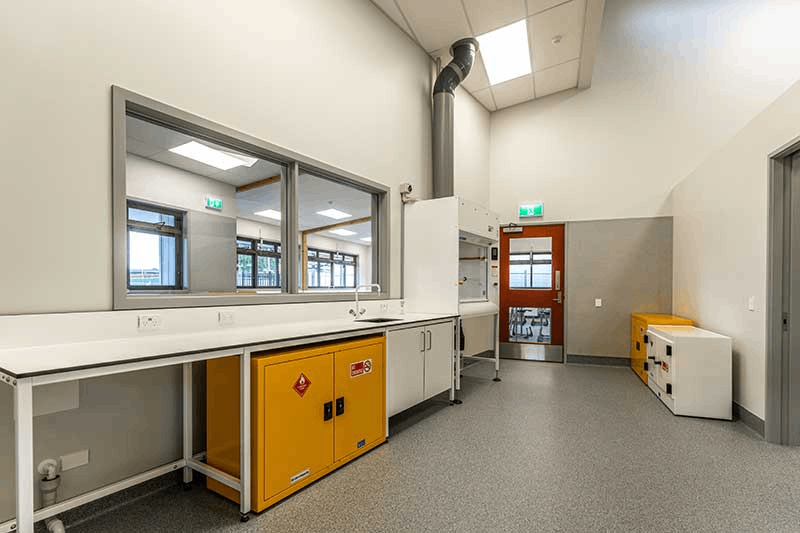 半導體潔凈實驗室設計：FFU 過濾系統 + 防塵家具的百級凈