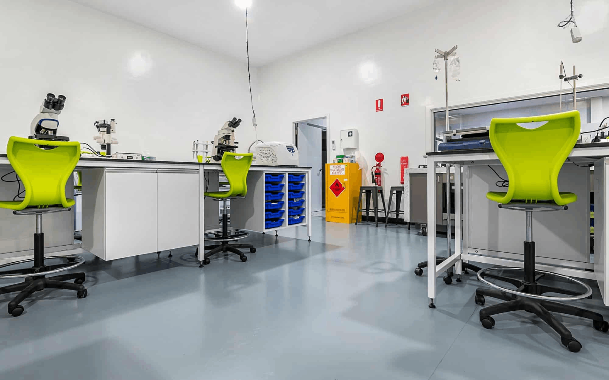 食品檢測實驗室裝修設(shè)計：無菌操作臺與微生物監(jiān)控的黃金標準