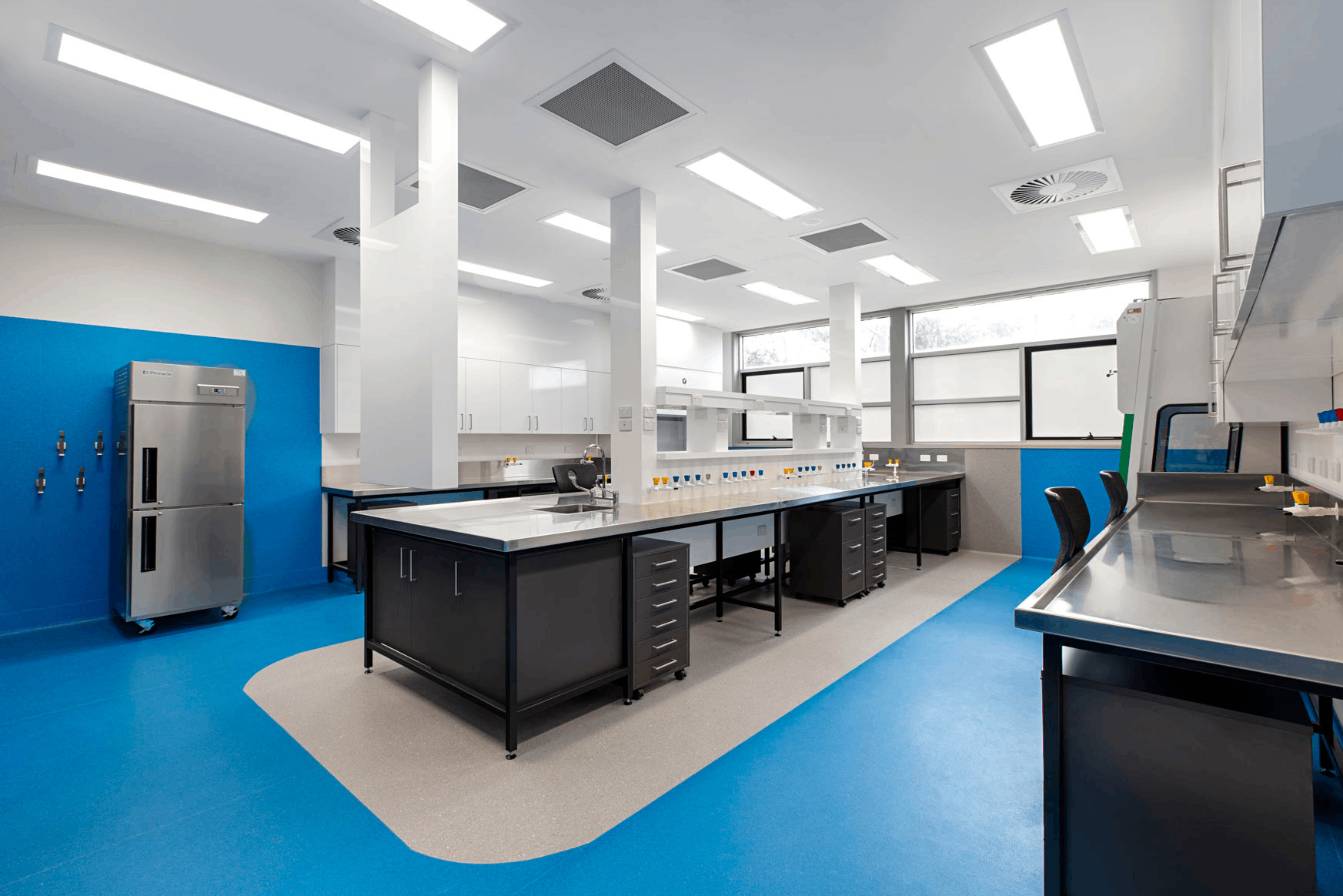 如何根據(jù)實驗室的布局和風(fēng)格選擇合適的瓷磚？