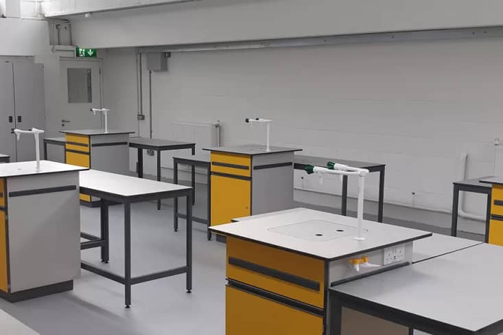 在實(shí)驗(yàn)室裝修中怎么選擇物理實(shí)驗(yàn)桌？實(shí)驗(yàn)室裝修公司來支招